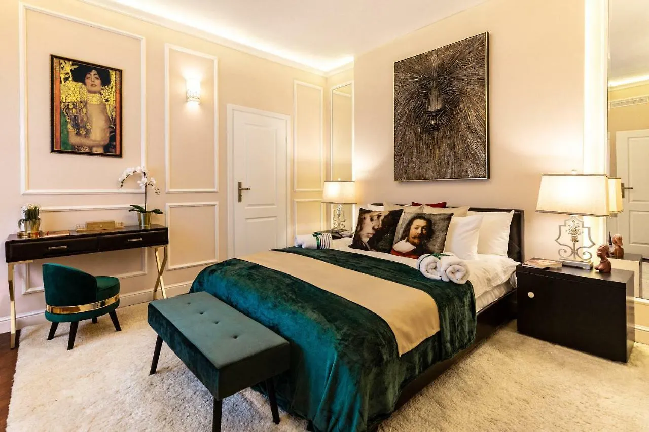 Qult - Golden Nest Apartment Bucharest