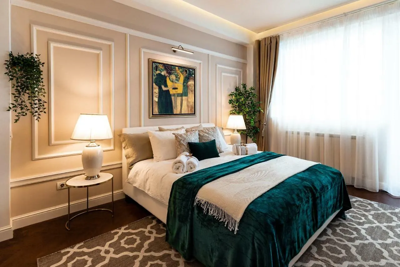 Qult - Golden Nest Apartment Bucharest