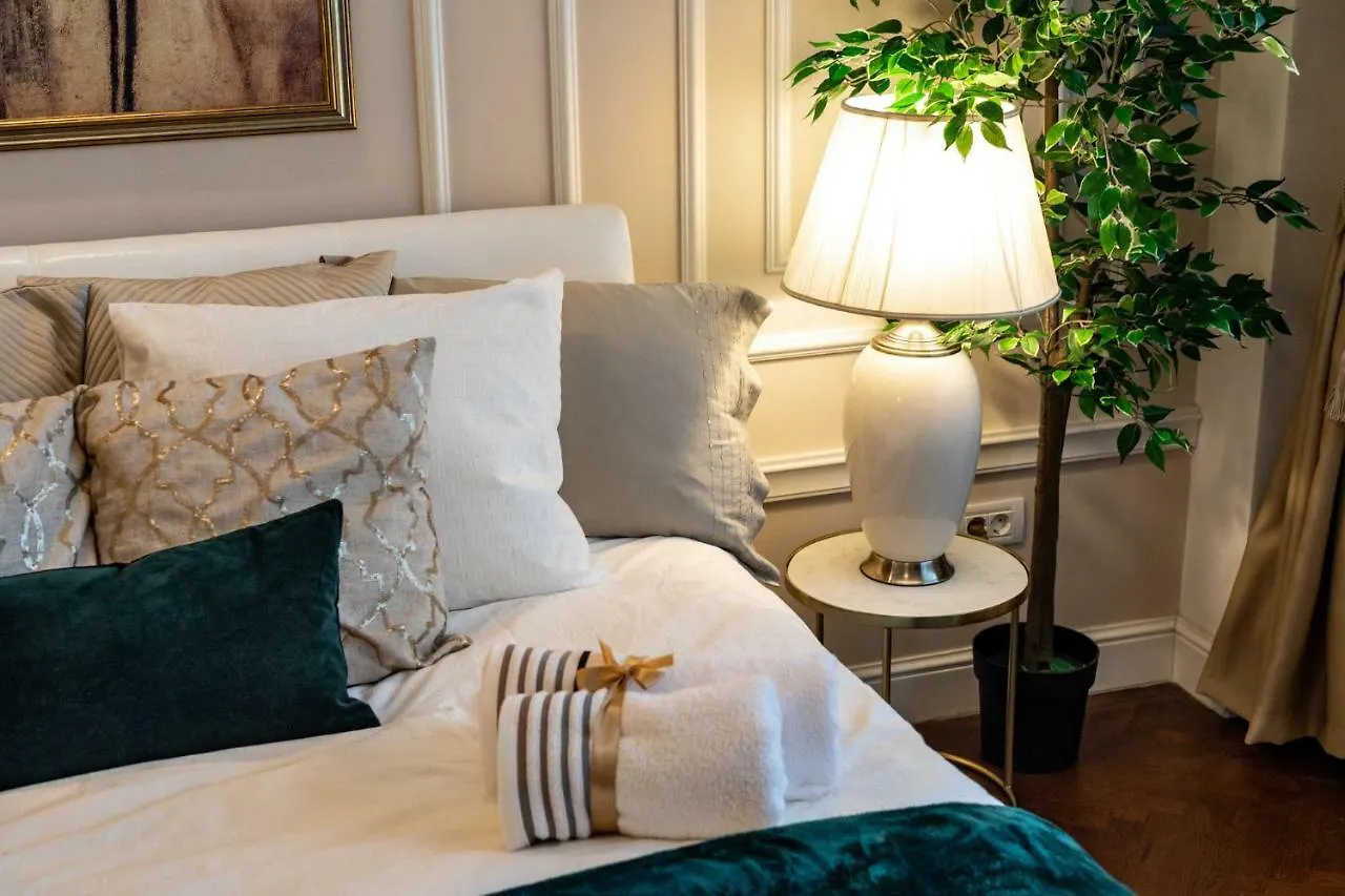 Qult - Golden Nest Apartment Bucharest Romania