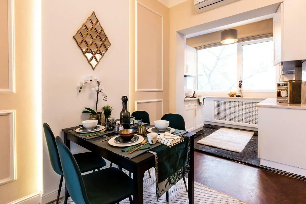 Qult - Golden Nest Apartment Bucharest 0*,  Romania