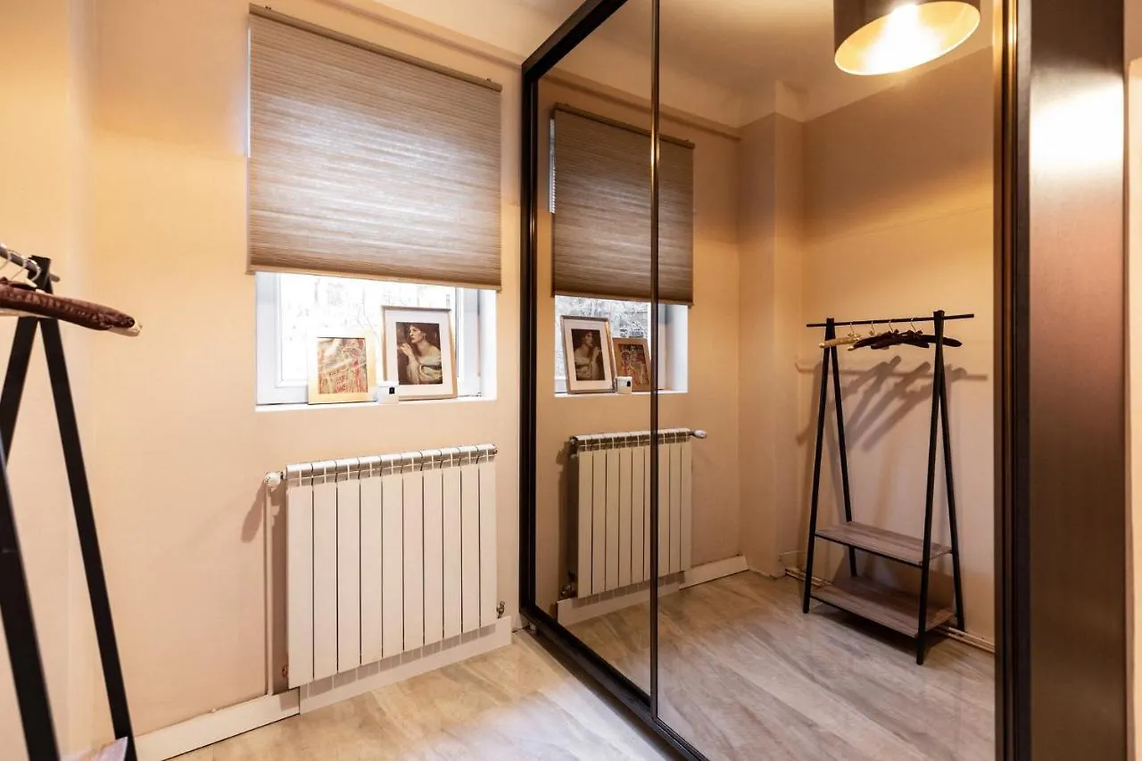 Qult - Golden Nest Apartment Bucharest