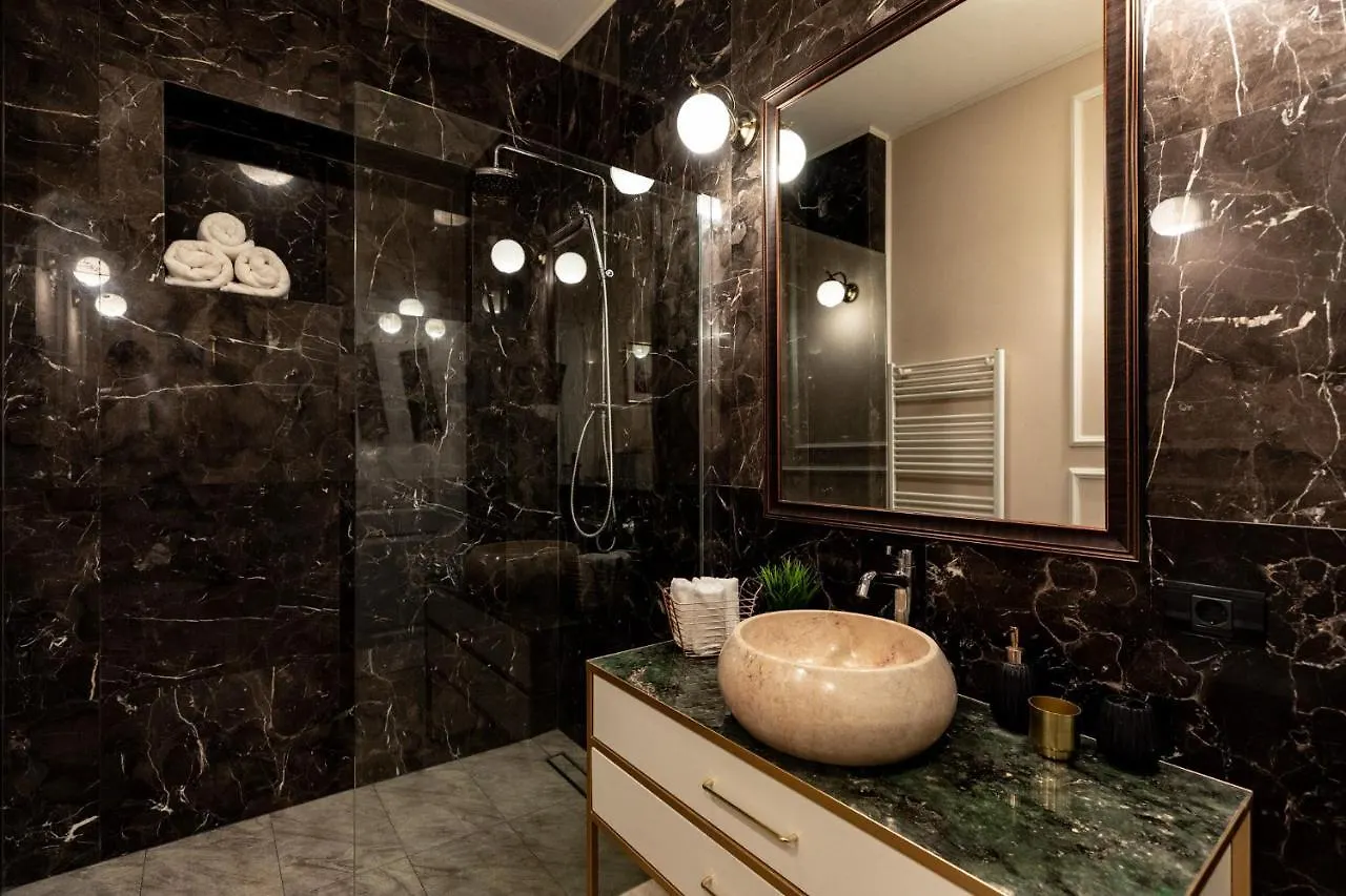 Qult - Golden Nest Apartment Bucharest Romania