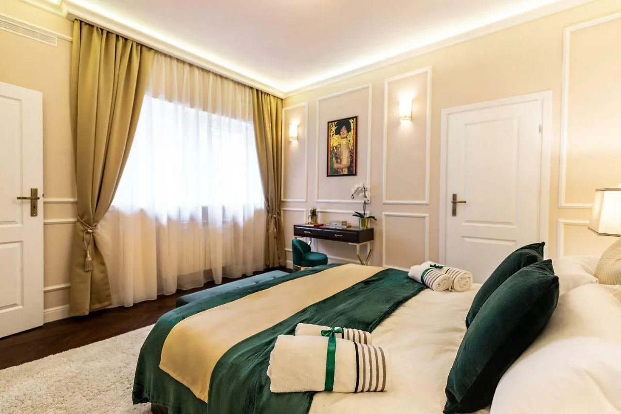 Qult - Golden Nest Apartment Bucharest