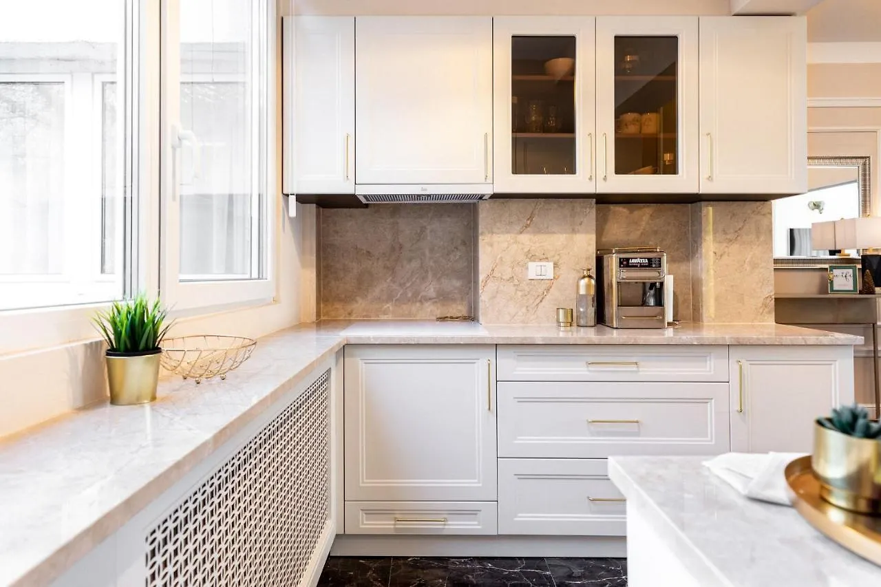 Qult - Golden Nest Apartment Bucharest